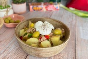 Salata caldă cu ou poșat