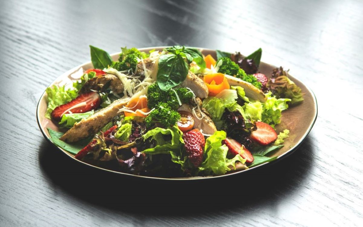 combinatii-interesante-de-salata-alaturi-de-piept-de-pui-gatit-in-tigaia-grill-in-trei-variante-fel-unic-estival