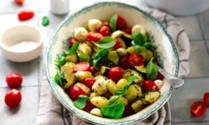 salata-de-gnocchi-estivala-rosii-mozzarella-ton-si-masline-versiunea-clasica-mediteraneana-si-doua-vegane