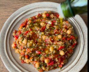 Rețetă de salată de vinete cu ardei copți și năut