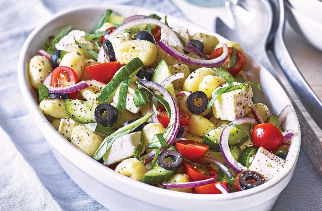 salata-de-gnocchi-estivala-rosii-mozzarella-ton-si-masline-versiunea-clasica-mediteraneana-si-doua-vegane