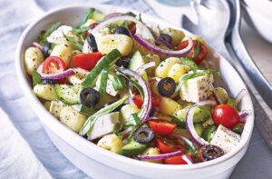 salata-de-gnocchi-estivala-rosii-mozzarella-ton-si-masline-versiunea-clasica-mediteraneana-si-doua-vegane