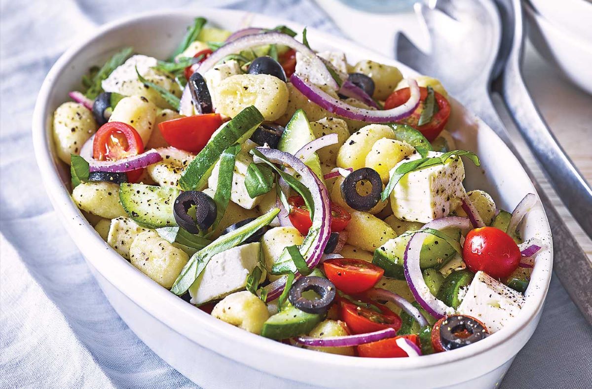 salata-de-gnocchi-estivala-rosii-mozzarella-ton-si-masline-versiunea-clasica-mediteraneana-si-doua-vegane
