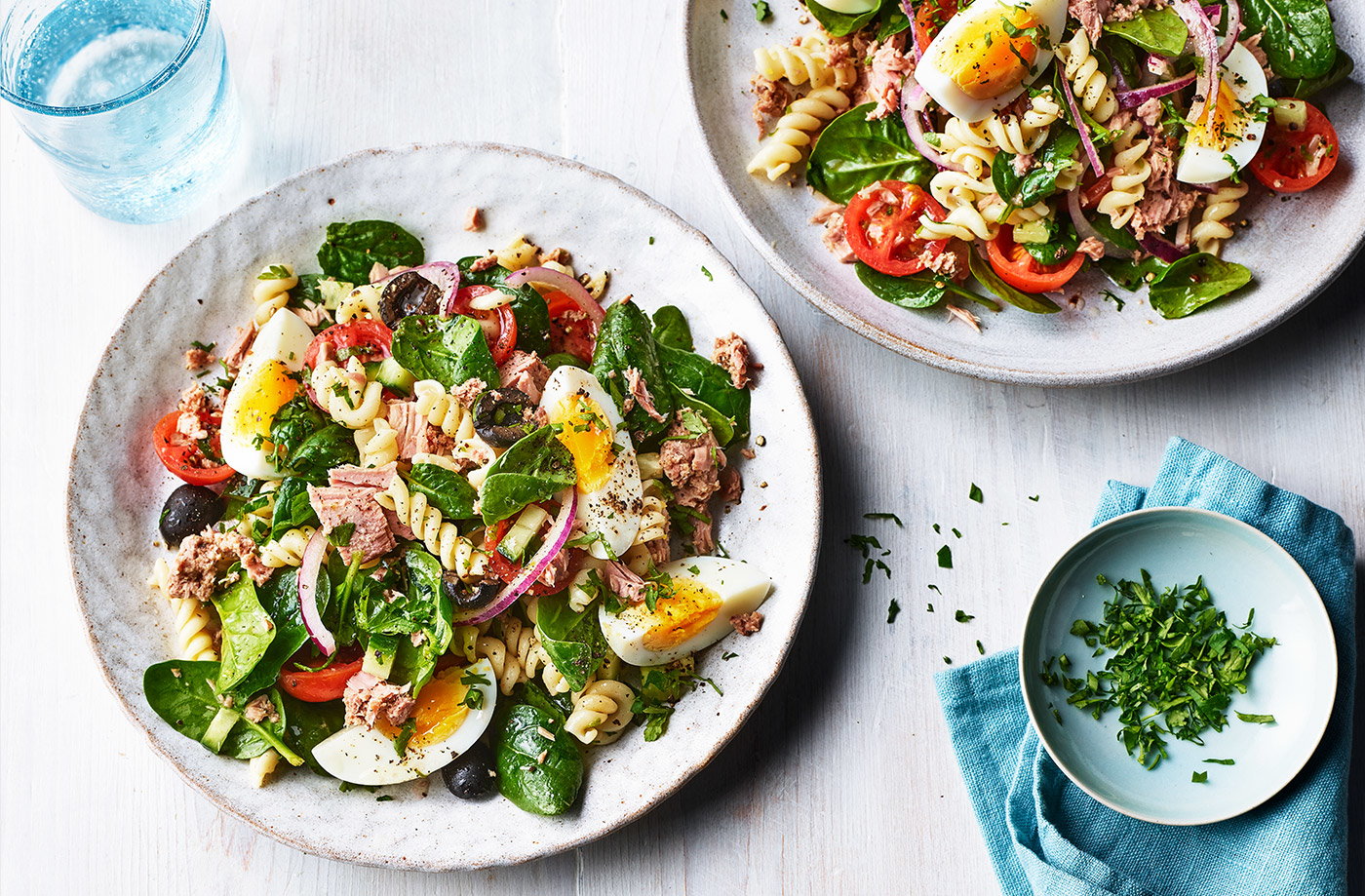 -salata-nicoise-peste-care-adaugam-fusilli-sau-penne-fierte-si-racite-o-cina-rece-de-vara-rapida-savuroasa