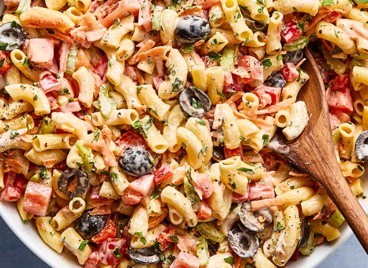 Salată cu paste și legume, un preparat perfect de vară