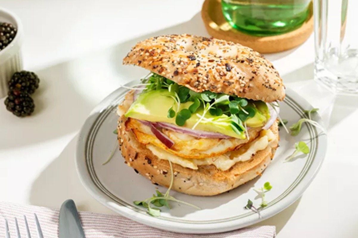 Sandviș cu ou și avocado la micul dejun