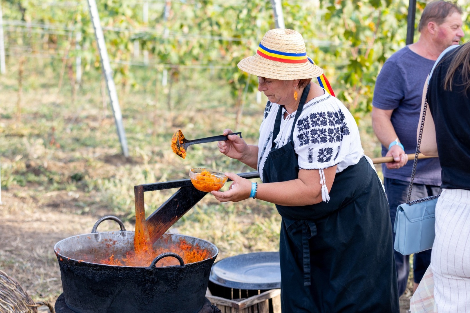 femeie pune mancare intr-un castron