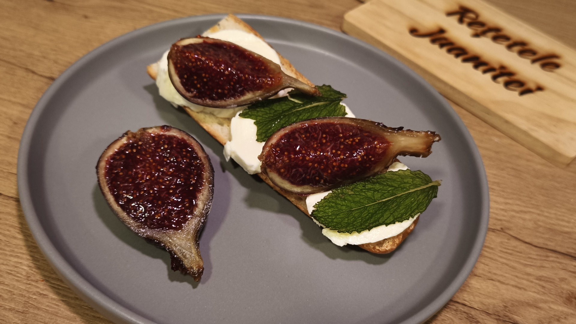 bruschetta cu mozzarella si smochina