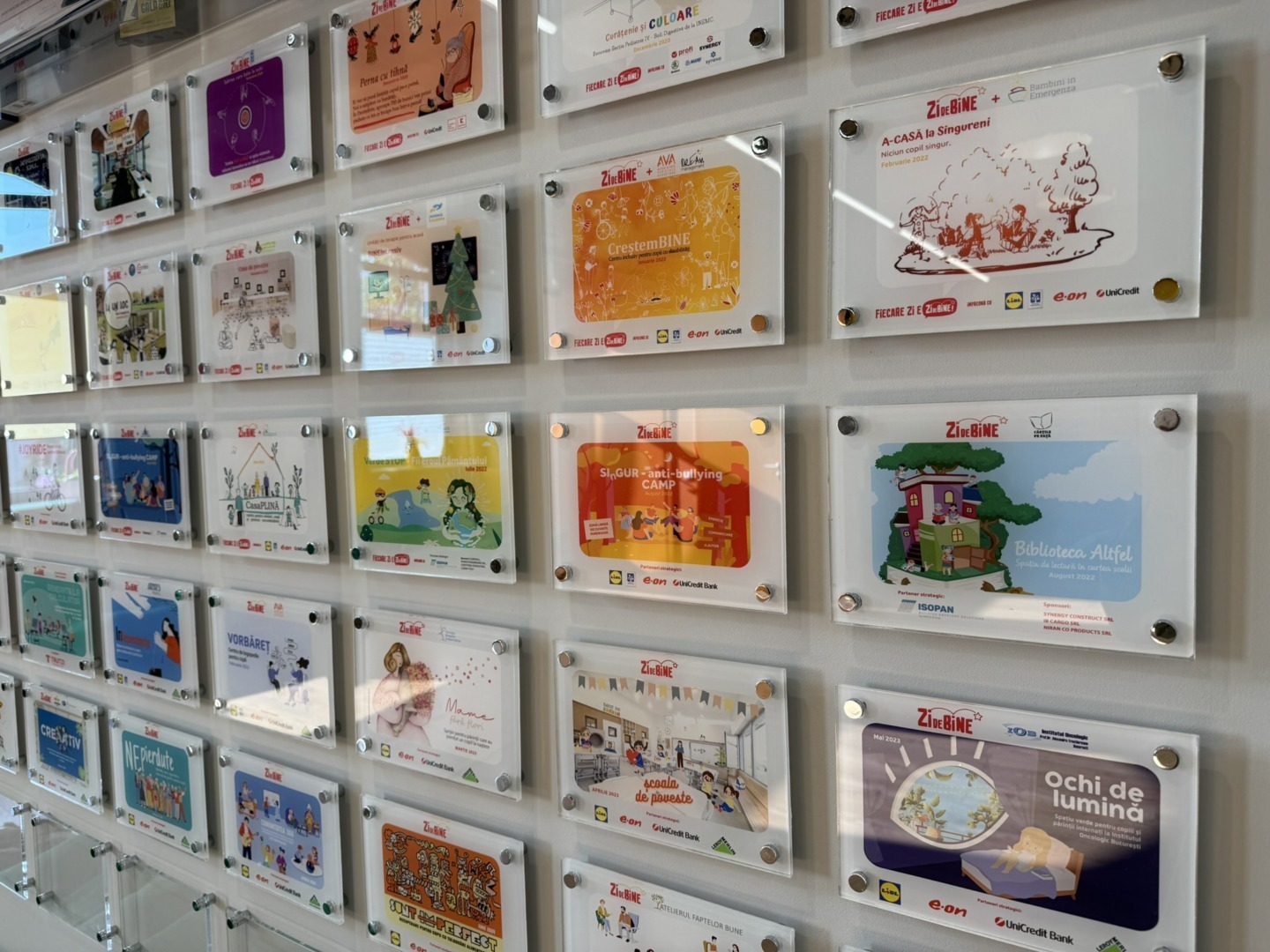 un perete cu muulte tablouri