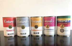 Frații Costardo servesc o parte din celebrele lor feluri de risotto în cutii care seamănă cu cele de conservă