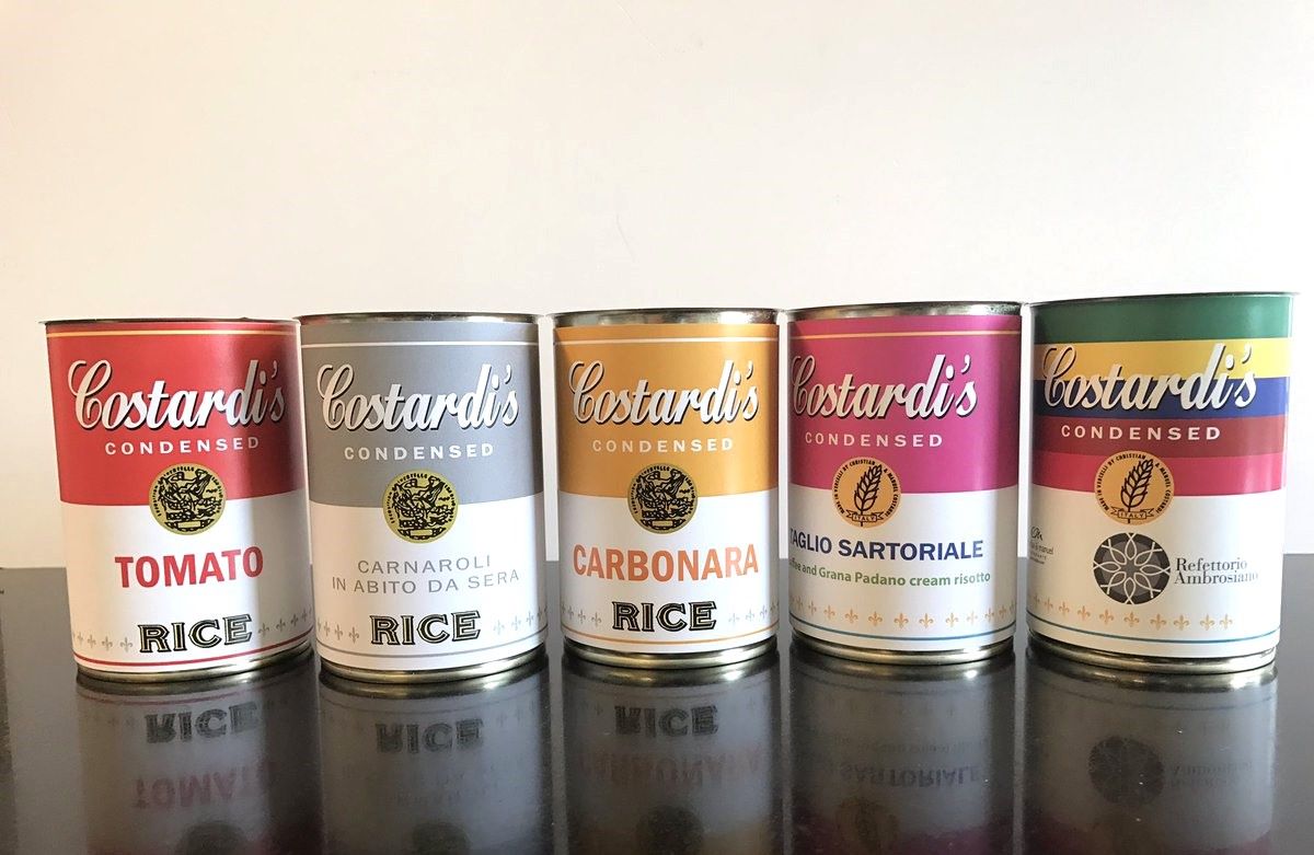 Frații Costardo servesc o parte din celebrele lor feluri de risotto în cutii care seamănă cu cele de conservă