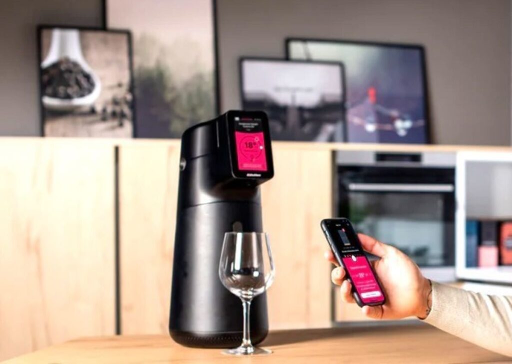 recipient-smart-pentru-vin-cu-dispencer-si-sistem-de-racire-integrat-la-domiciliu-in-restaurant