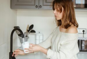 Apa de la robinet mai sanatoasa decat cea din sticle de plastic