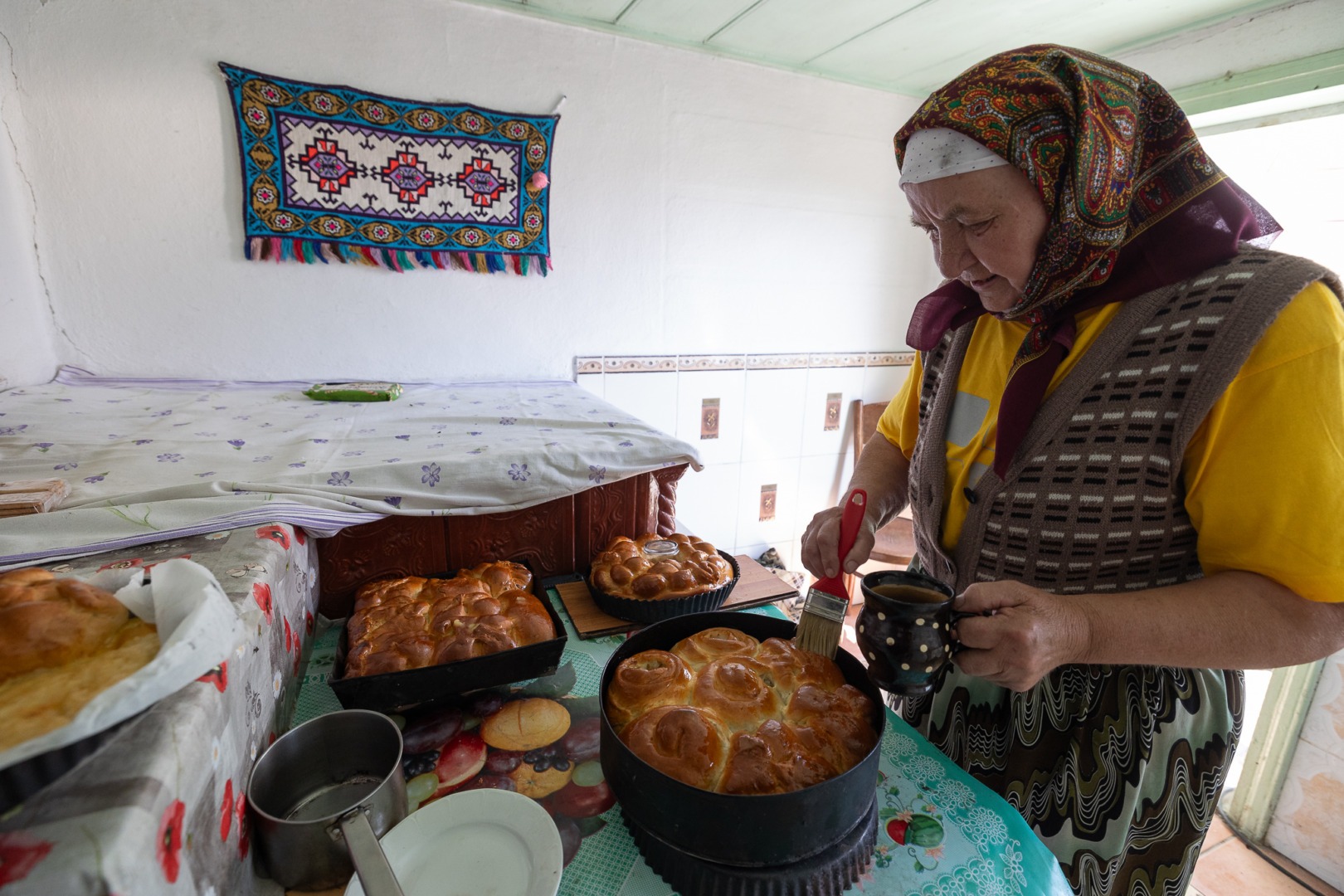 O bătrână are în față mai multe plăcinte