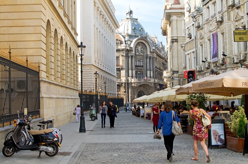 oameni bucuresti pe strada localuri restaurante