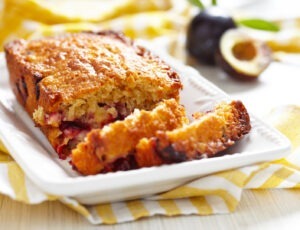 prăjitură, chec cu prune, fructe,