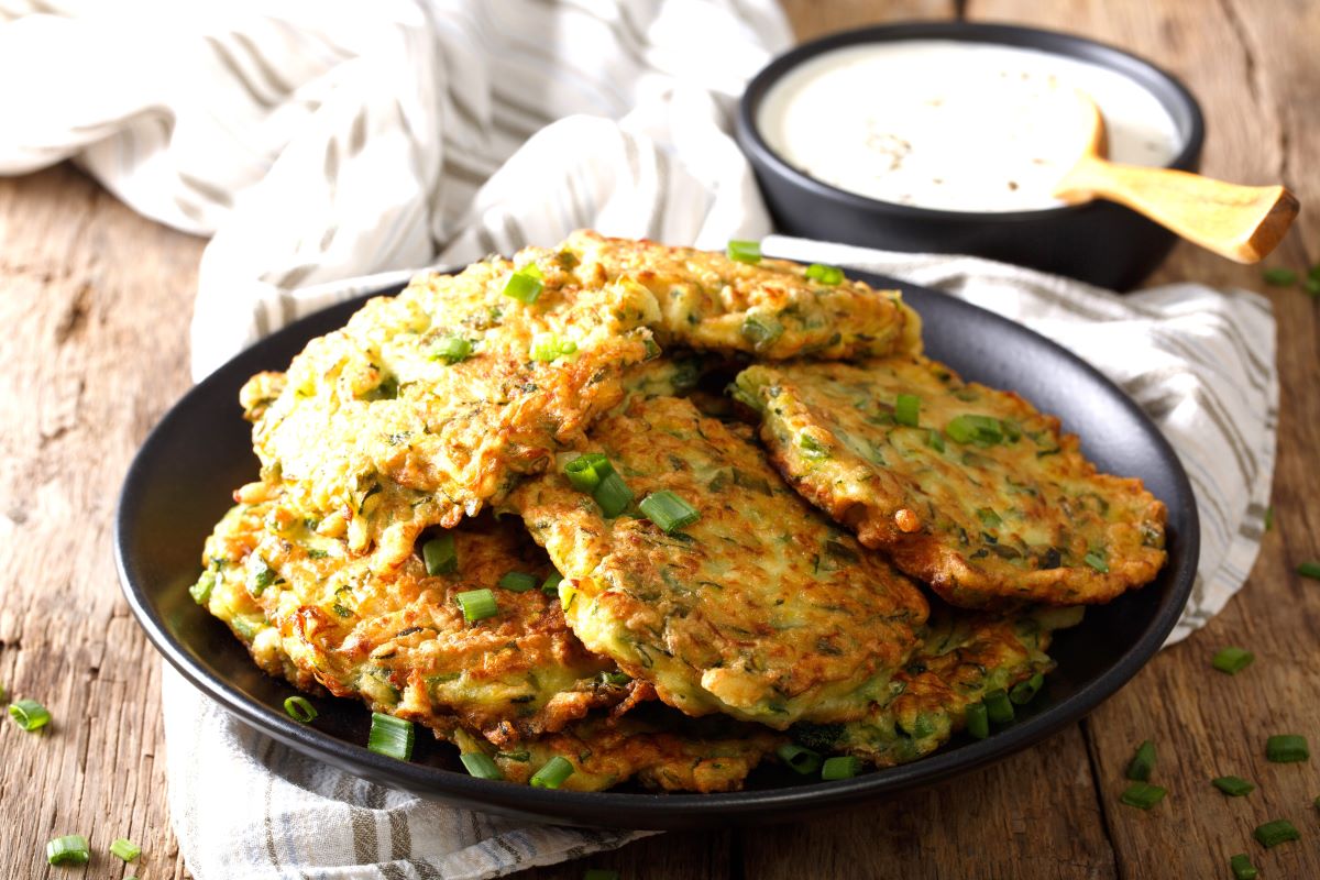 chiftele-de-dovlecei-care-le-concureaza-oricand-pe-cele-din-carne-simple-cu-salata-sau-chiar-in-sos-de-rosii