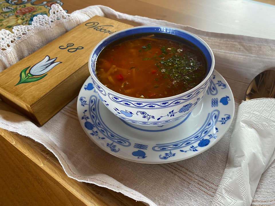 Ciorbă de vițel cu tăței