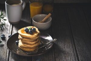 clatite-americane-din-faina-de-ovaz-cu-piure-de-mere-proaspat-sau-din-conserva