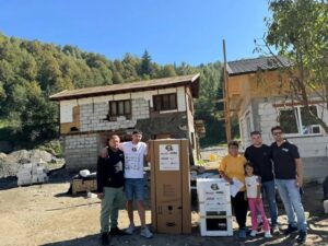 11 familii din Broșteni au primit frigidere și aragaze noi