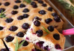 focaccia-dulce-cu-struguri-desert-traditional-italian-de-sezon-fara-unt-cu-putin-zahar-adaugat