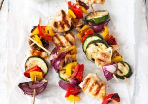 frigarui-de-pui-si-legume-in-tigaia-grill-asortate-cu-orez-simplu-si-salata