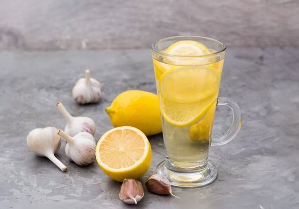 Apa cu usturoi, ghimbir și lămâie
