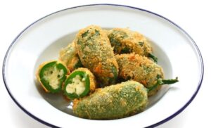 Jalapeño poppers, preparatul tex-mex de tip finger food din care muști și simți imediat învelișul crocant și ușor picant, apoi umplutura cremoasă