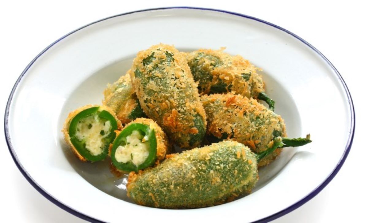 Jalapeño poppers, preparatul tex-mex de tip finger food din care muști și simți imediat învelișul crocant și ușor picant, apoi umplutura cremoasă