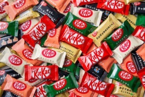 kitkat-implineste-90-de-ani-si-inseamna-5-miliarde-de-barete-vandute-anual-in-85-de-tari-actualmente-sunt-prezente-la-nivel-global-300-de-produse-sub-aceasta-marca