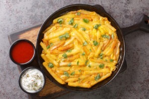 Omletă cu cartofi pai rămași de seara