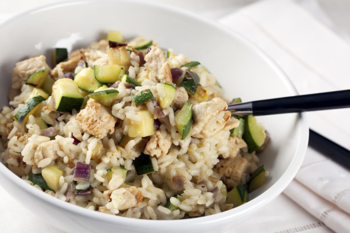 orez-cu-dovlecei-si-cuburi-de-piept-de-pui-gata-in-maxim-jumatate-de-ora