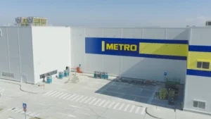 METRO România inaugurează un nou depozit logistic, în urma unei investiții de 19,6 milioane de euro la Ștefăneștii de Jos. Proiectul este realizat în parteneriat cu compania imobiliară WDP și este integrat în platforma centrală de 65.000 mp a companiei