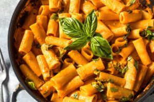 penne-alla-vodka-o-reteta-la-moda-in-anii-80-dar-care-revine-in-versiune-mai-usoar