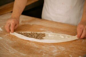 pizza-pita-pide-sau-peinirly-kiymali-ispanakli-pastrmajlija-sau-khachapuri-barcutele-de-aluat-turcesti-care-tin-inauntru-umplutura