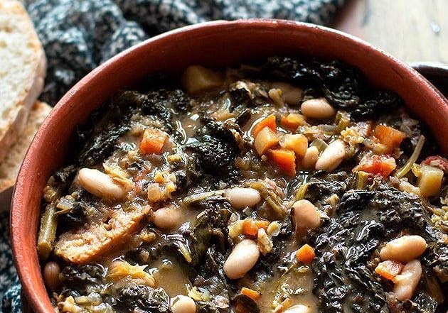 la-ribollita-reteta-emblematica-a-toscanei-are-ca-ingrediente-principale-fasole-kale-paine-uscata