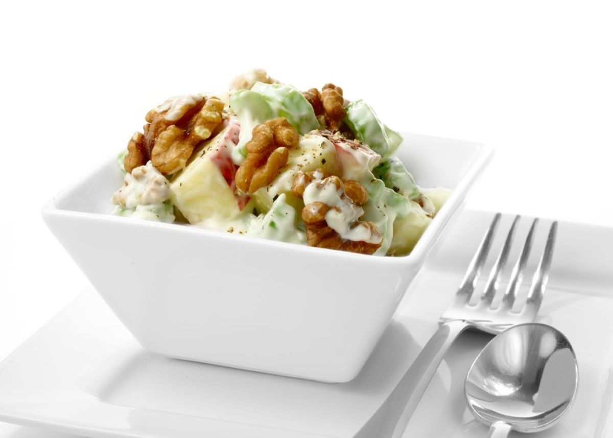 reteta-de-salata-clasica-waldorf-cu-telina-mere-nuci-dressing-cu-maioneza