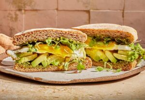 Sandvis cu pesto și ou la micul dejun, rețeta rapidă