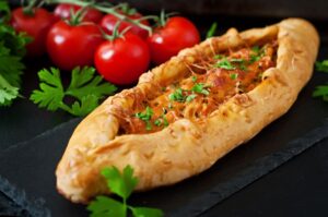 pizza-pita-pide-sau-peinirly-kiymali-ispanakli-pastrmajlija-sau-khachapuri-barcutele-de-aluat-turcesti-care-tin-inauntru-umplutura