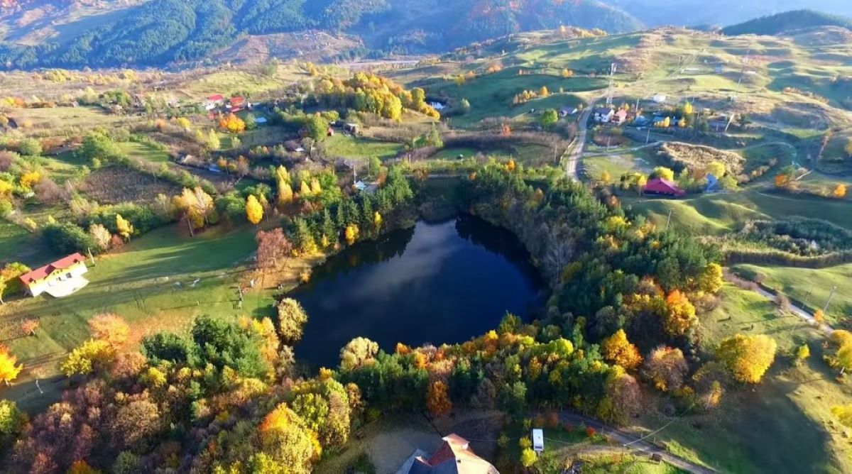 locuitorii din comuna Colți, Buzău, pun varză la murat și conservă alimentele cu saramură de izvor