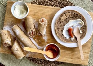 clatite-americane-din-faina-de-castane-si-banana-servite-cu-ricotta-si-sirop-de-caramel-o-idee-de-mic-dejun-altfel