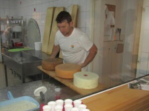 Meșterii de la Caritas Gheorghieni produc o brânză „de aur”