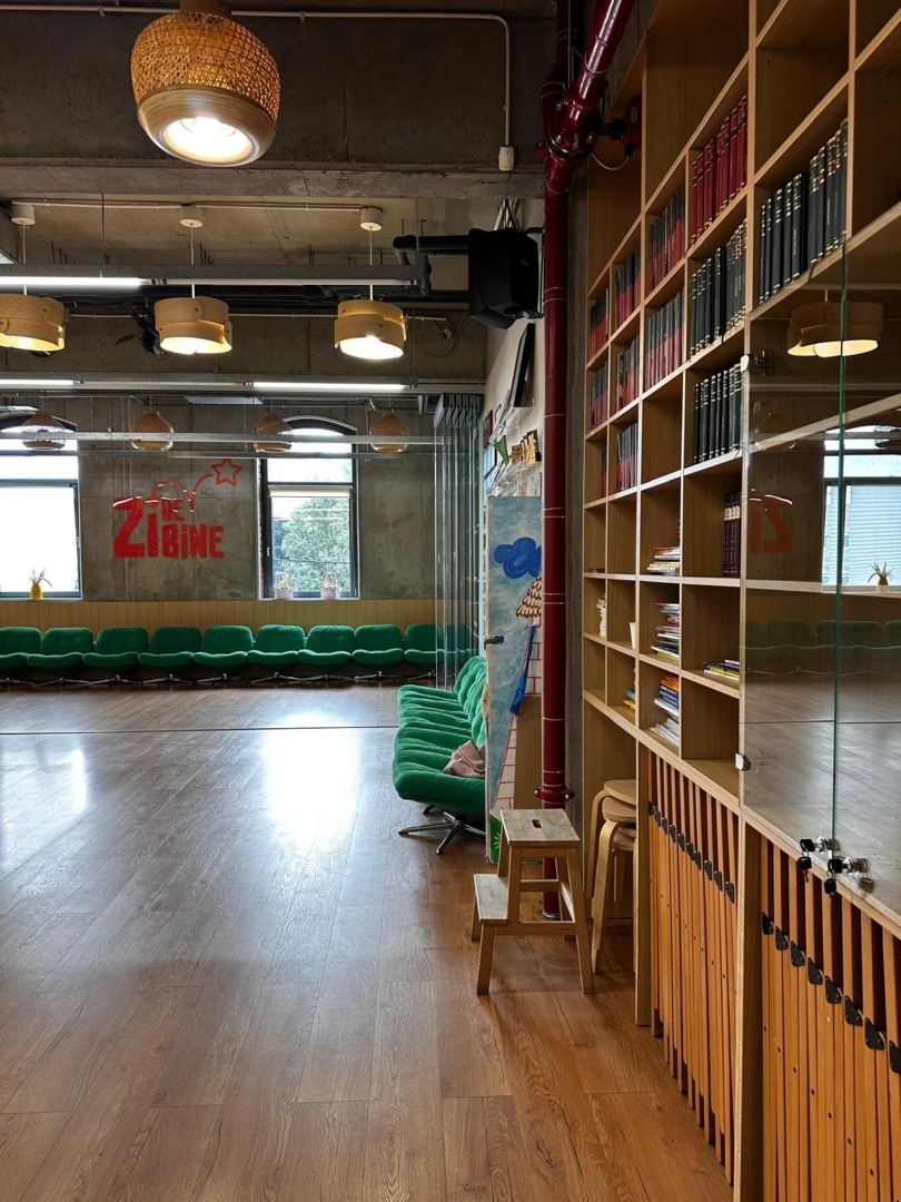 un centru comunitar gol, cu rafturi