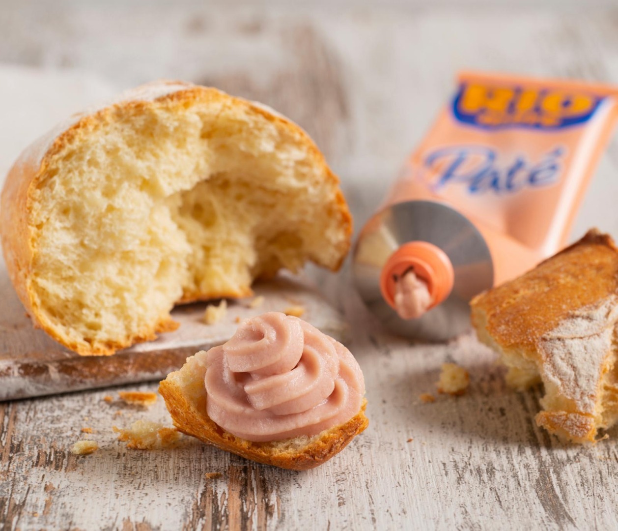 Pate RIO Mare si o bucata de paine cu pate