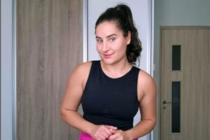 exercitii-simple-pe-care-le-poti-face-din-sufrageria-ta-cu-zero-echipament