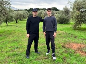 Cosmin și David Filipaș, în livada de măslini din Insula Creta