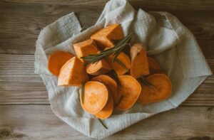 De ce cartofii dulci se gatesc cu tot cu coaja