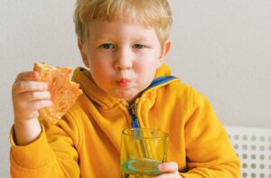 Modul de a manca al copiilor analizt de inteligenta artificiala pentru a stabili riscul de obezitate