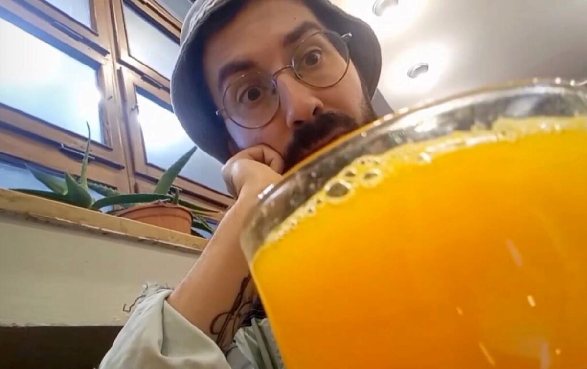 Stefano Furlani, un italian de 29 de ani, face recenzii la sucurile proaspete de portocale din gări