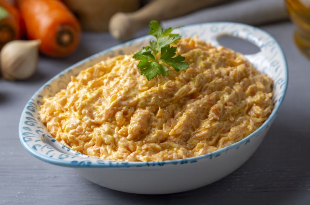 salata de morcovi cu iaurt, o reteta turceasca ce seamana cu tzatziki